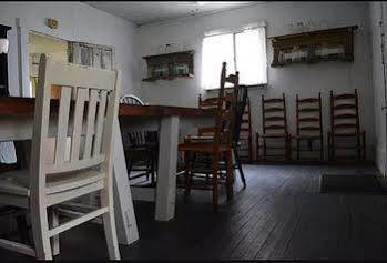 Country Road House Hotel Clendenin Bagian luar foto