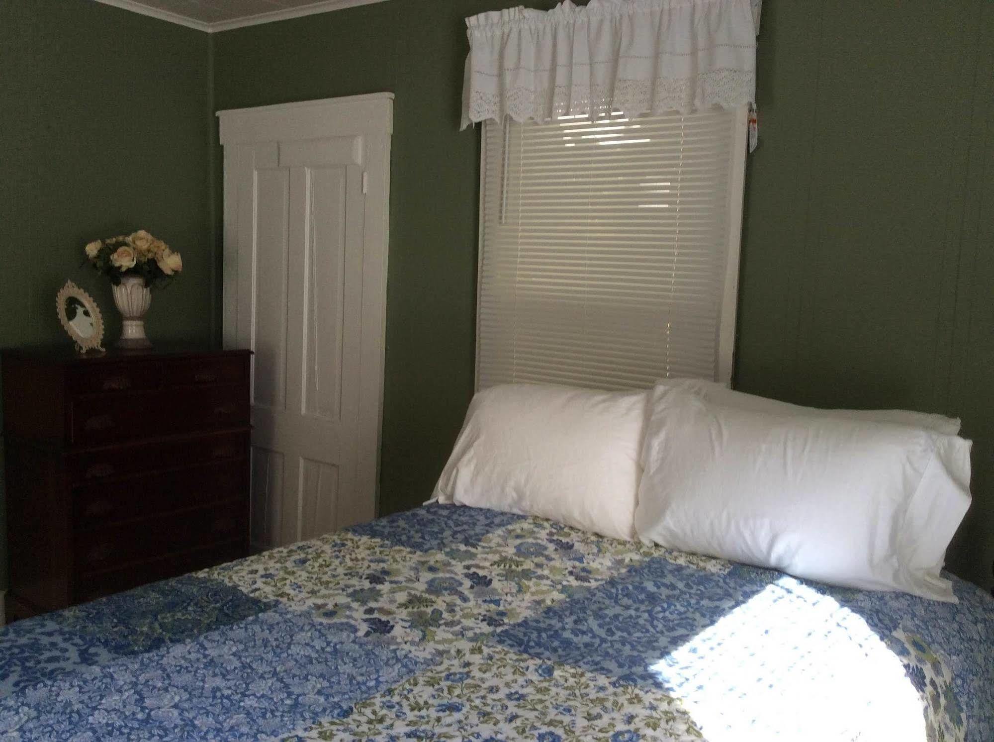 Country Road House Hotel Clendenin Bagian luar foto